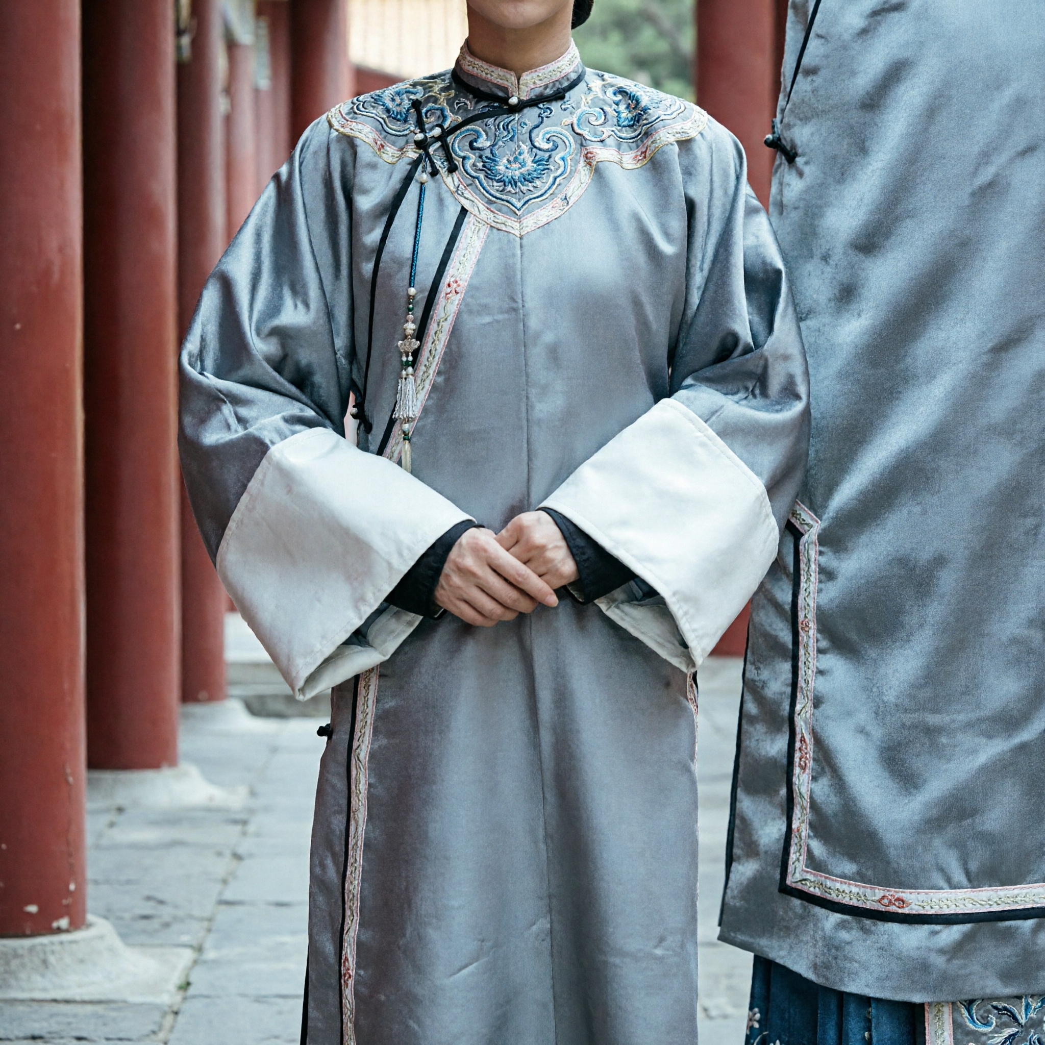 Ancient Chinese Qing Dynasty Manchu Princess Costume Grey Embroidered Robe Traditional Palace Clothing for Women